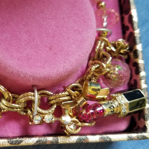 💄💋Betsey Johnson RARE & HARD TO FIND Lipstick Charm Bracelet - NWT&B💋💄 - Picture 9 of 15